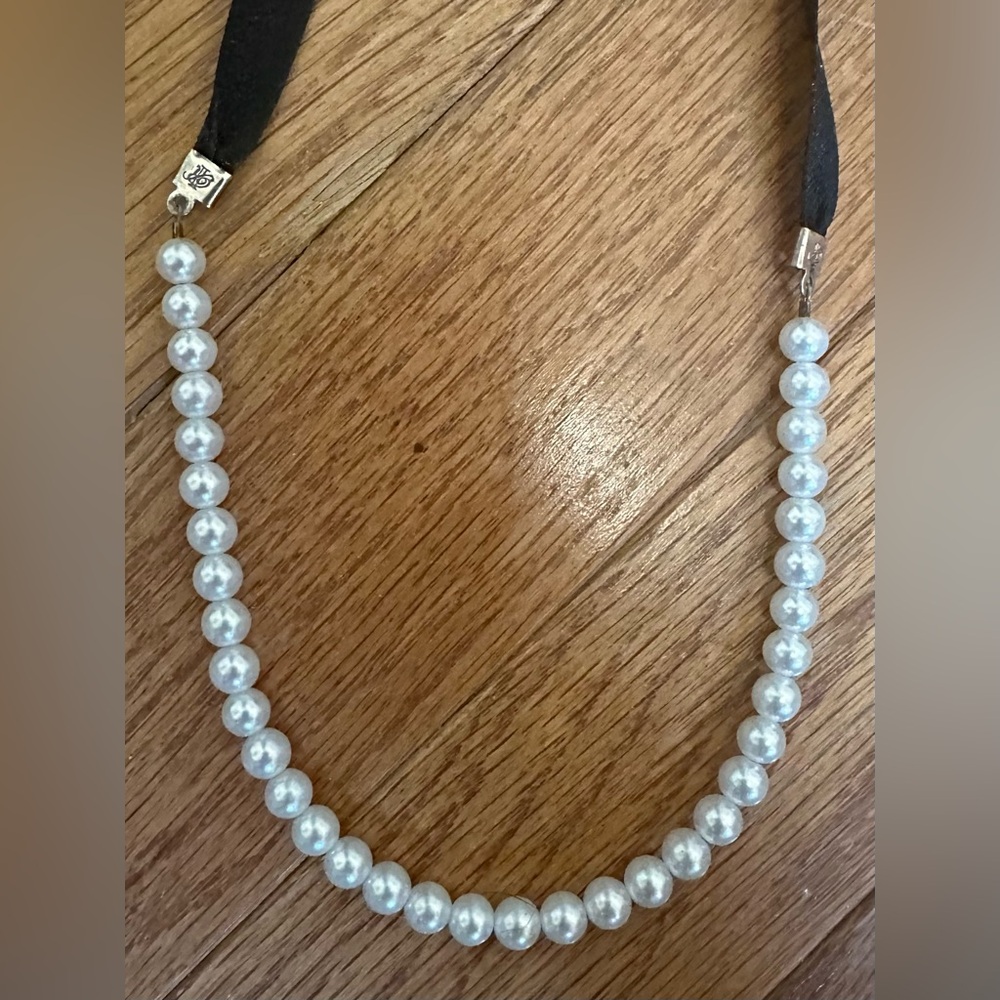 Elegant Faux Designer Pearl Necklace with Black Ribbon Ribbon - Picture 4 of 5